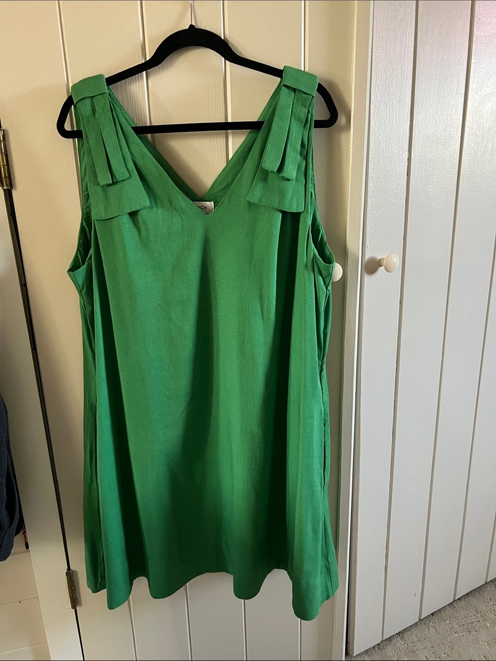 CeCe Emerald Green V-Neck Sleeveless Dress